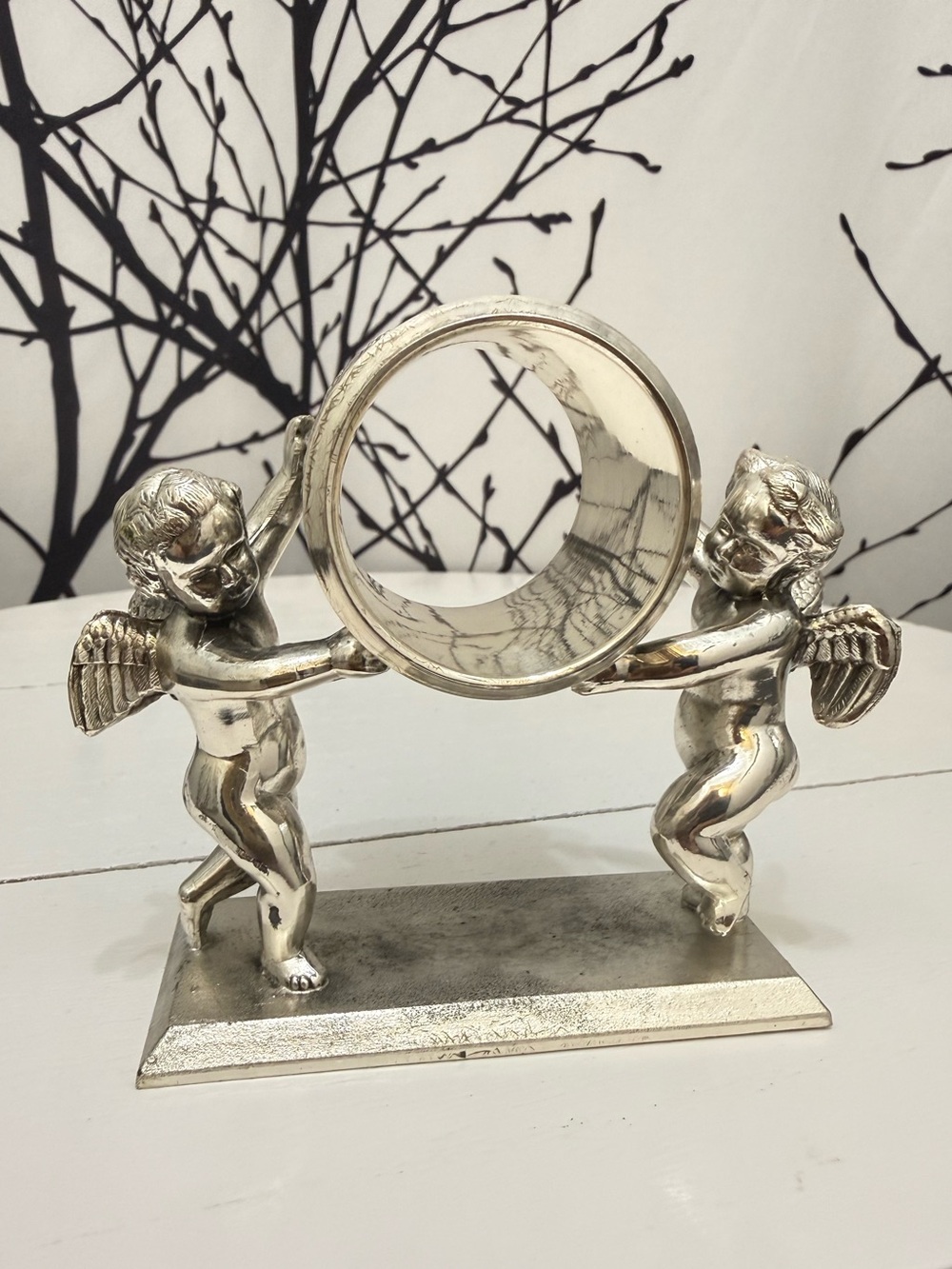 MERIDEN BRITANNIA SILVER DOUBLE CHERUBS HOLDING NAPKIN RING HOLDER